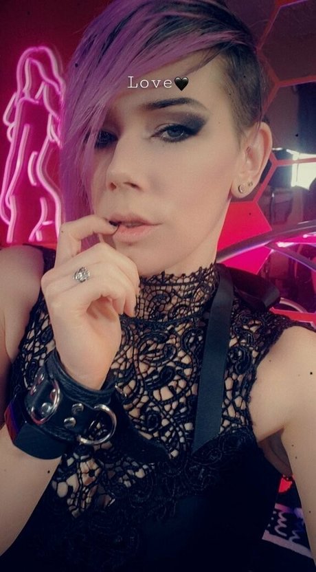fatalgothfree 裸のモデル 写真