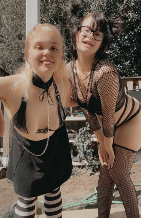 cl0wnpwuppy ポルノモデル 写真