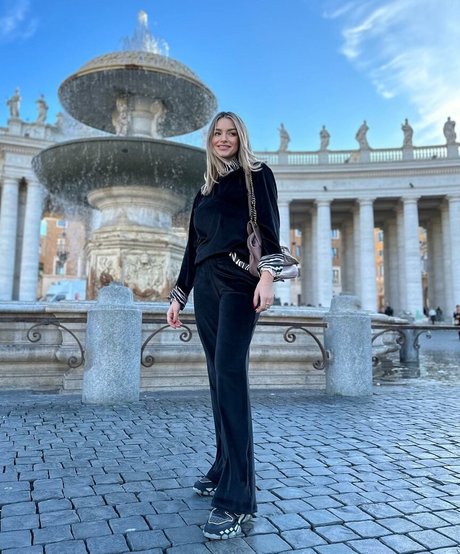 Andreea Ungur アート女優 ギャラリー