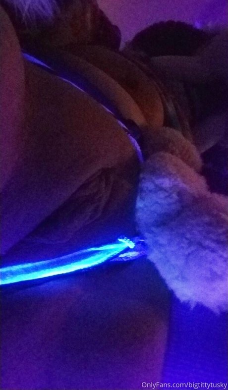 bigtittytusky 無料モデル 写真
