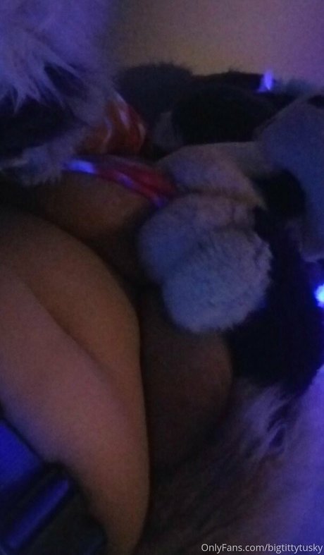 bigtittytusky 裸のスター 写真