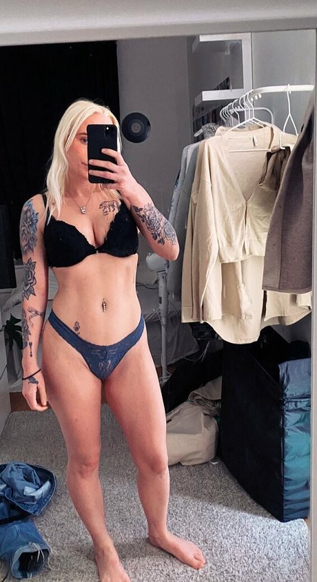 izzy 2505 ポルノスター セクシー 写真