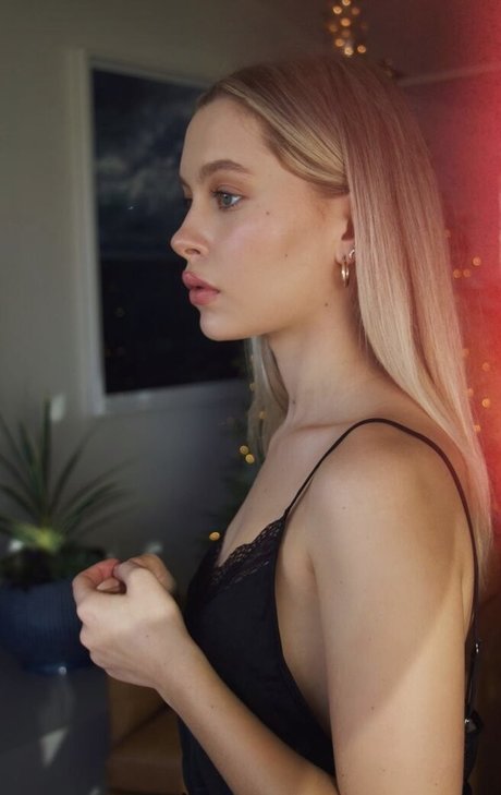 Natasha Bure ポルノスター アート 画像