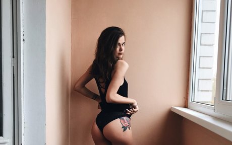 アジア人妻オンリーファンズ セクシー裸 写真