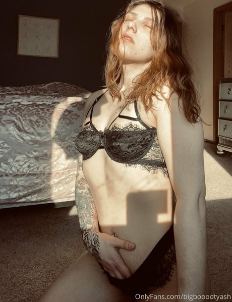bigbooootyash ヌード女優 写真