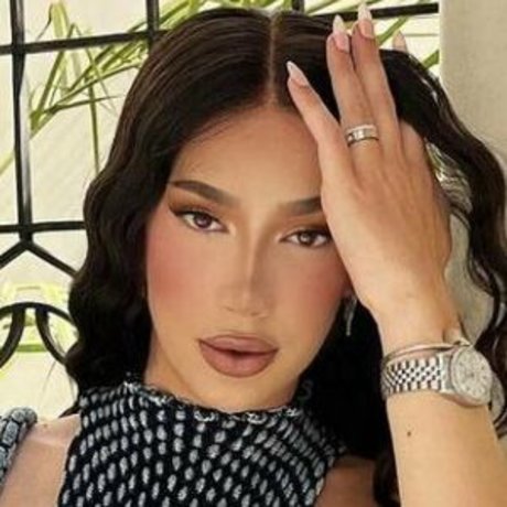 James Charles アダルト女優 写真
