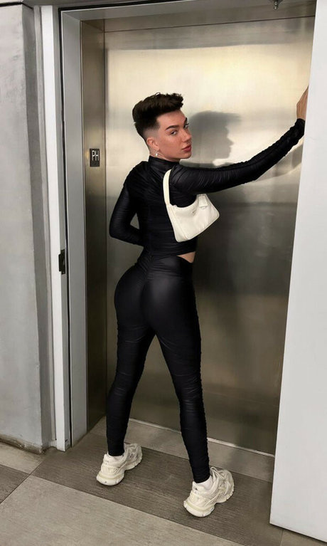 James Charles xxx女優 写真