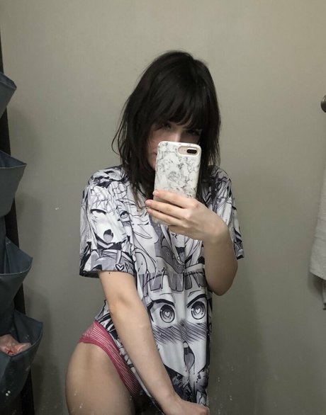 Mewnii ポルノスター ヌード 写真