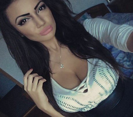 Lupulescu P セクシーモデル 画像