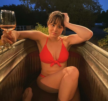 Hayley Orrantia 完璧なスター 画像