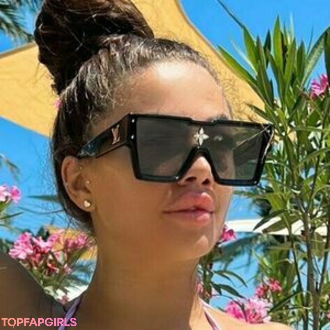 プールでの3P オンリーファンズ アダルト ギャラリー