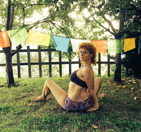 Demet Yoruc アート女優 画像