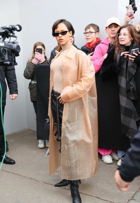 Taylor Russell エロティックモデル 写真