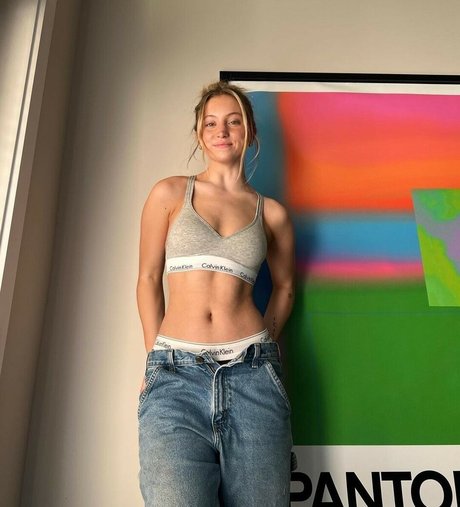 Riley Hubatka トップ女優 画像