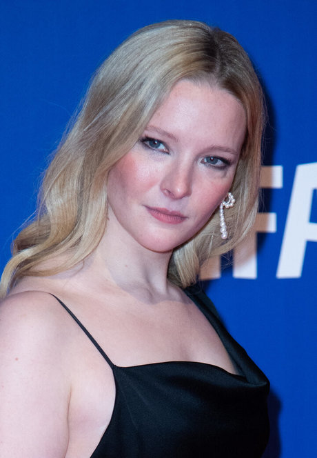 Morfydd Clark ポルノモデル 画像