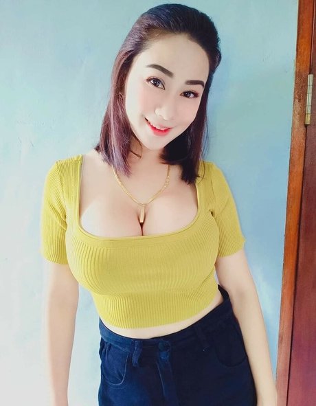 おっぱいを吸うOnlyFans ポルノ 写真