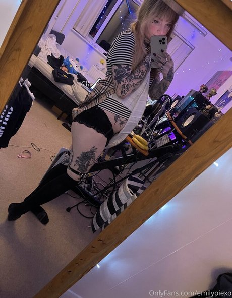 emilypiexo ポルノスター ヌード 画像