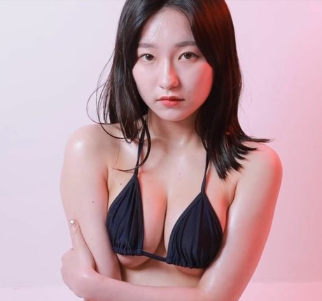 Sehirang エロティックなモデル 写真