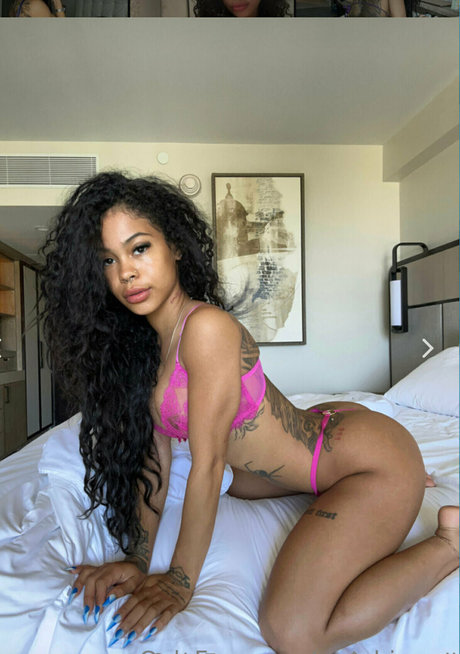 曲線美の熟女オンリーファンズ セックス 写真