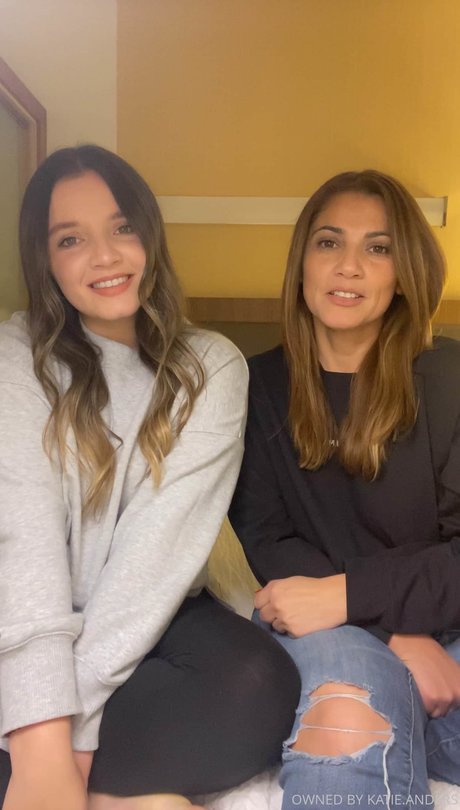 Katie and Rose Anders ヌードモデル 写真