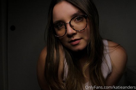 Katie and Rose Anders セクシーなスター 画像