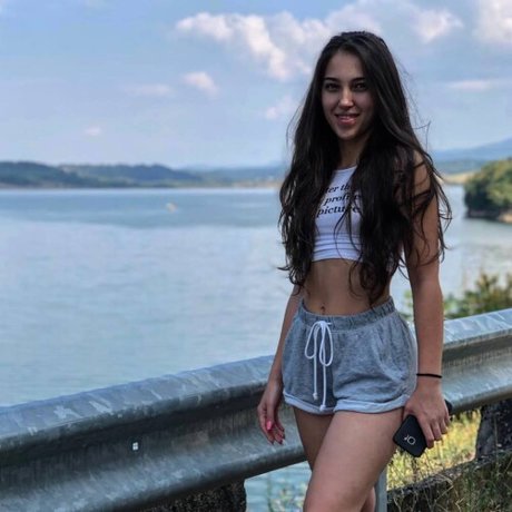 Madalina Mates トップモデル 写真