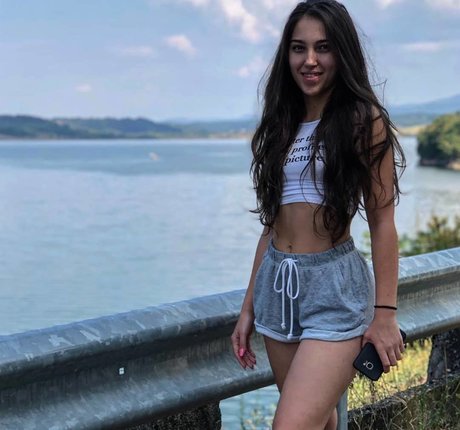 Madalina Mates 高品質のスター 写真