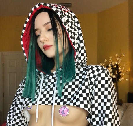 垂れ乳OnlyFans 無料ヌード 画像