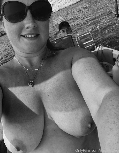nadinetilley セクシーなスター 画像