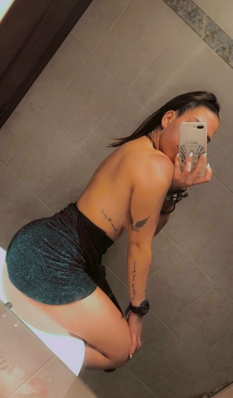 umi isabella ヌードスター 写真