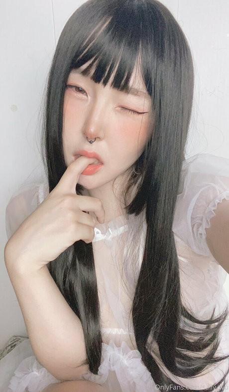 sally wu 裸のモデル 画像