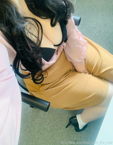mia with the rear ヌードのポルノスター 写真