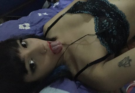 elliebunnywaifu ポルノモデル 写真