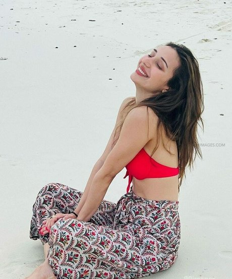 Heli Daruwala 限定スター 画像