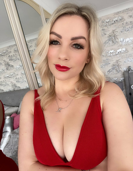 ショートヘアのティーンズOnlyFans セクシーヌード 写真