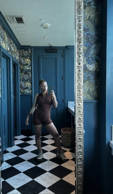 Kiana Lede 高品質スター 写真