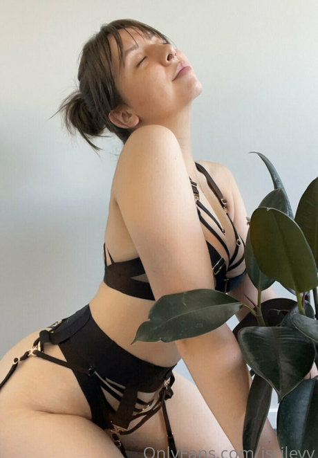 isrileyy 裸のポルノスター 写真