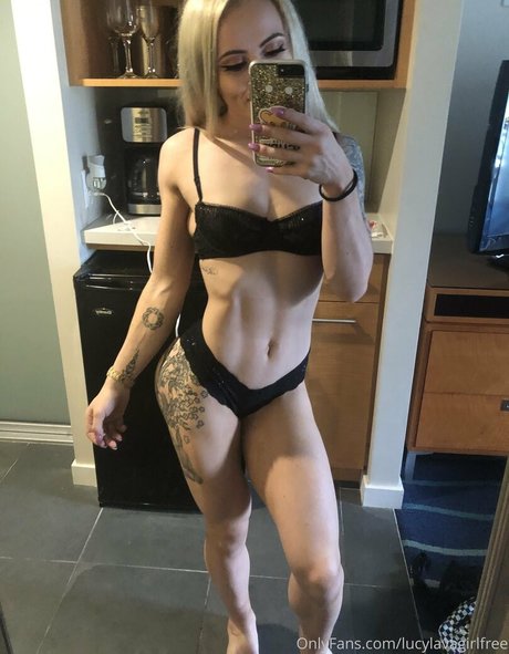 lucylavagirlfree セクシーモデル 写真