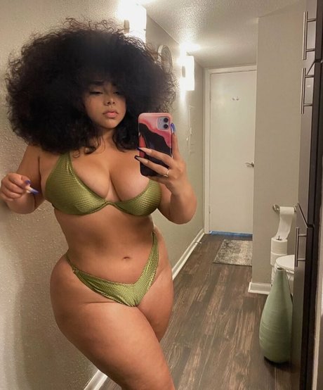 Megan Velez 限定モデル 写真