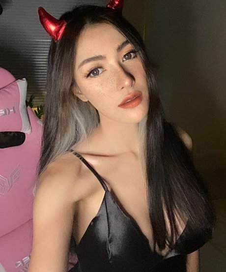 BunnyMutmai 独占スター 写真