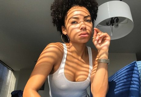Logan Browning 限定スター 写真