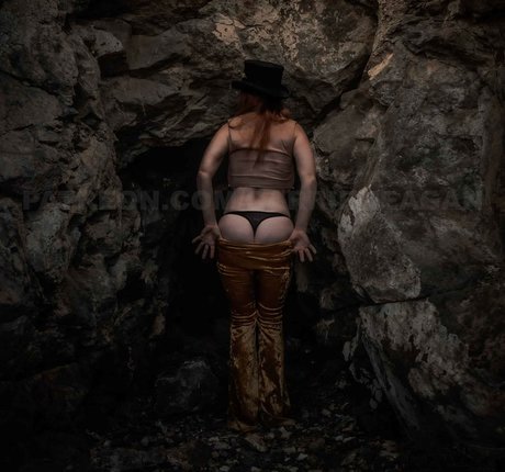 Carrie Keagen アートモデル 写真