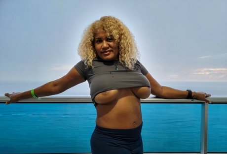 Mango Maddy 美しいモデル 写真