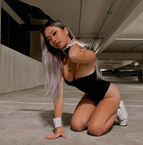 痩せたシーメールOnlyFans アートヌード 画像