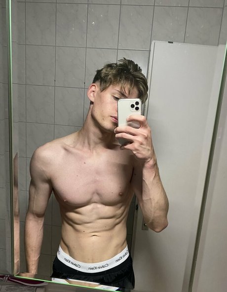 lucashallfree ポルノモデル 画像