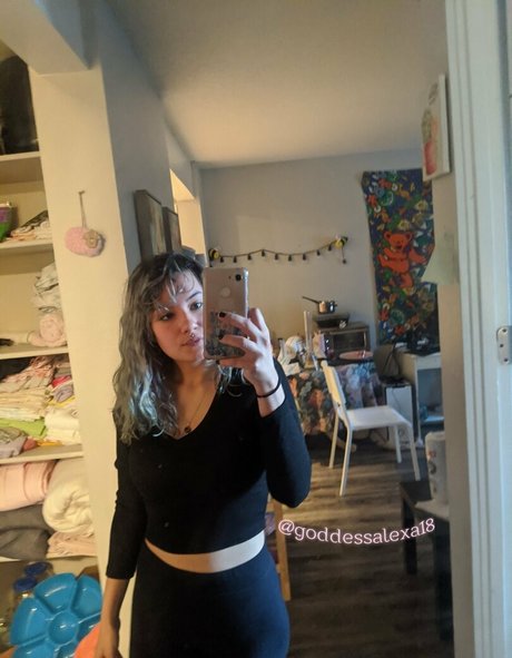 プールでの3P オンリーファンズ セックス 写真