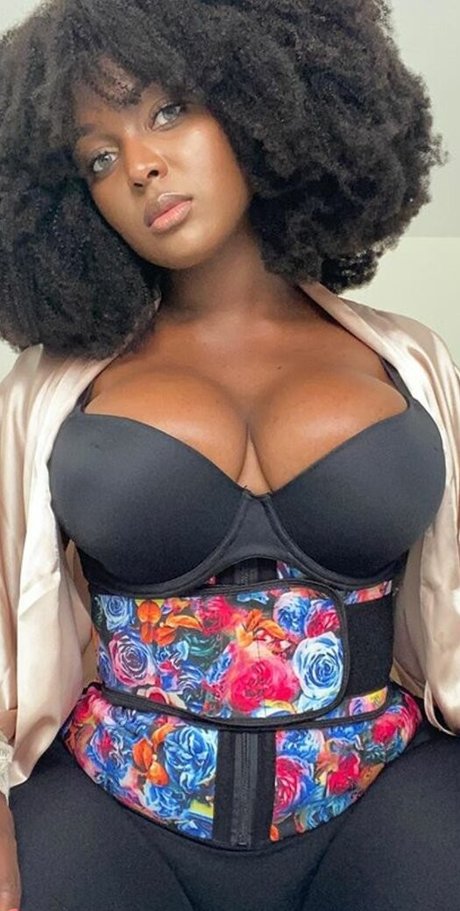Amara La Negra ポルノスター 裸 画像