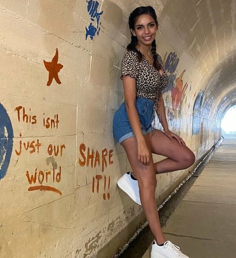 Tara Yazdi トップモデル 写真