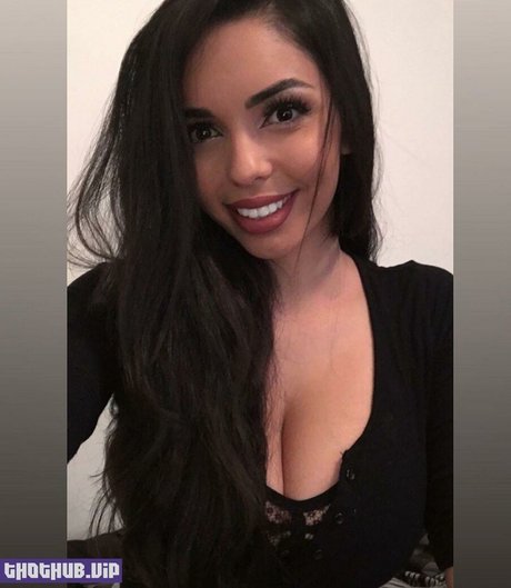 Tara Yazdi セックススター 写真