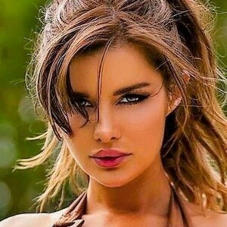小さいペニスのシーメールOnlyFans ポルノグラフィック 写真